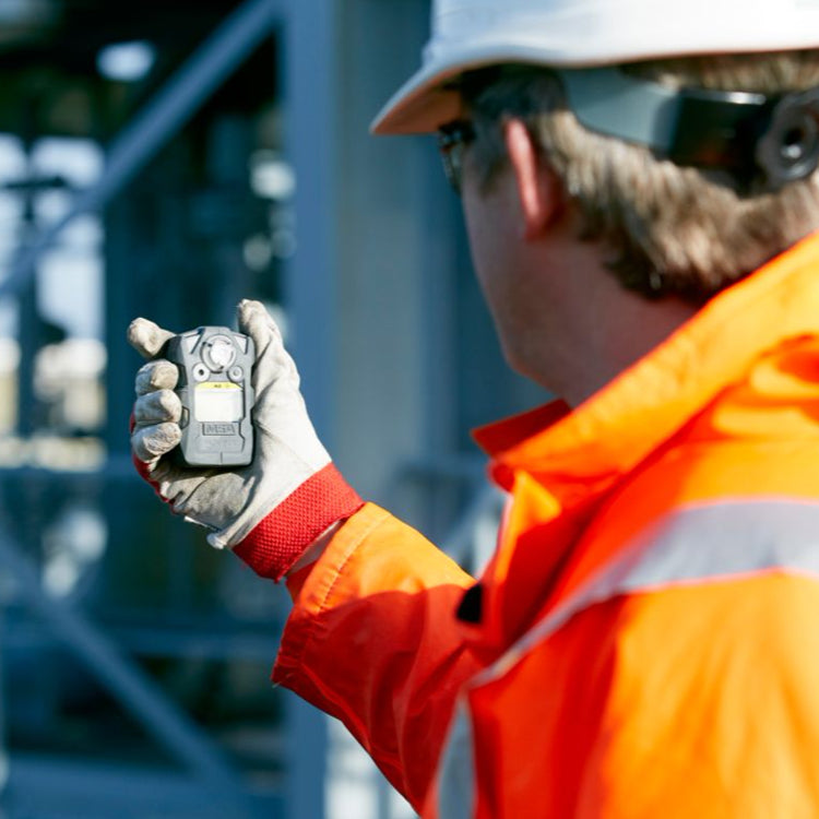 Altair2X__InUse_Single_Gas_MSA_Safety_ElectrogasMonitors